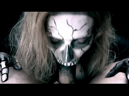 ❤️ Demonska djevojka siše kurac svojim crnim ustima i guta spermu. ❤️❌ Seks video kod nas ️❤